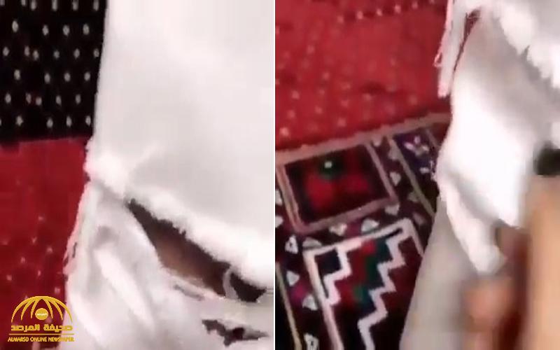 شاهد .. رد فعل سعودية تفاجأت ببنطال ابنها " الجنز" ممزق عند منطقة الركبة !