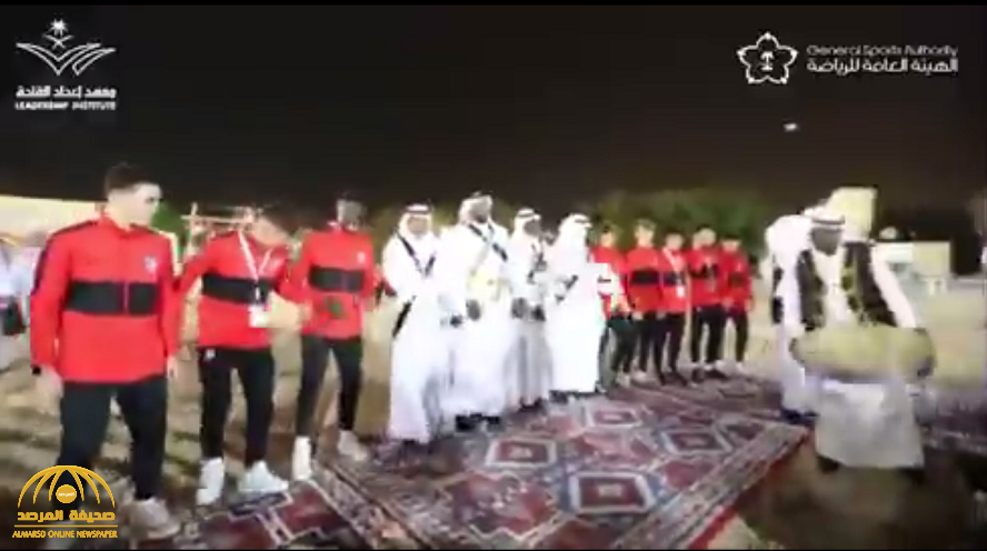 شاهد ... لاعبو أتلتيكو مدريد الأسباني يؤدون العرضة  في الرياض قبل انطلاق كأس القادة السعودي !