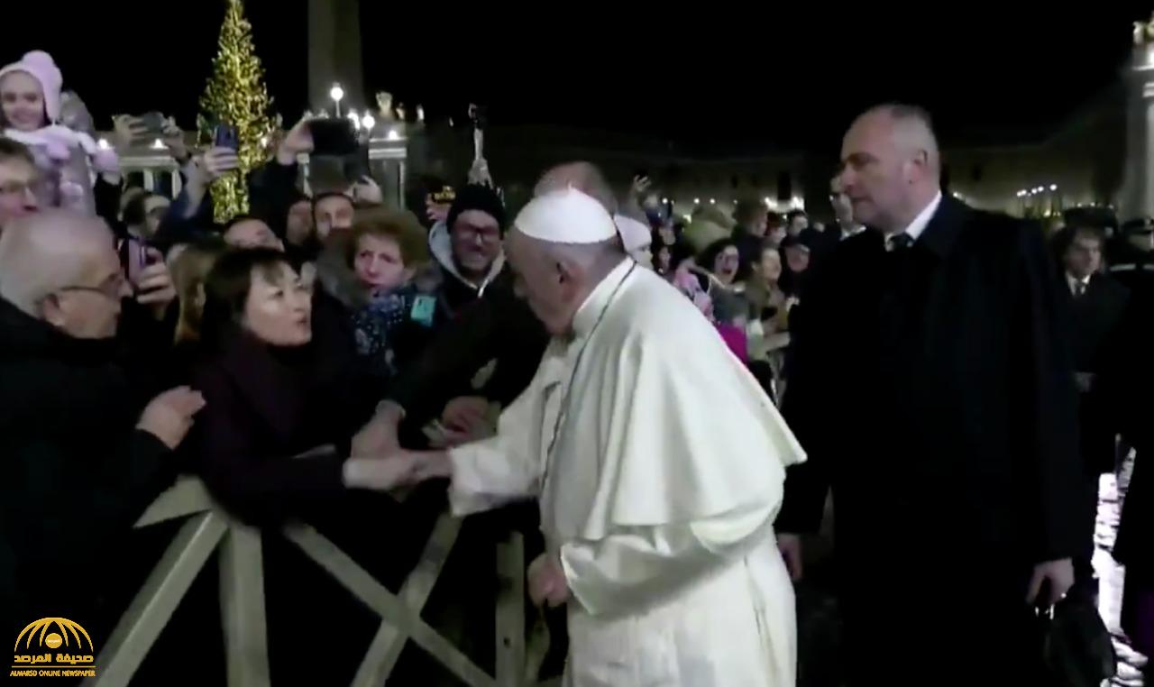 شاهد بالفيديو: البابا فرانسيس ينفعل ويعتدي على امرأة بالضرب!