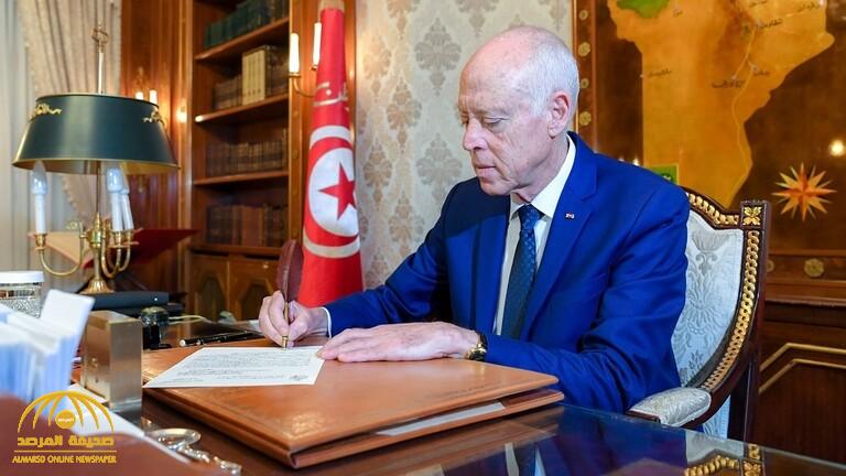 نشطاء يصفون الرئيس التونسي بالخطاط المحترف.. شاهد وثيقة رسمية بخط يده-صورة