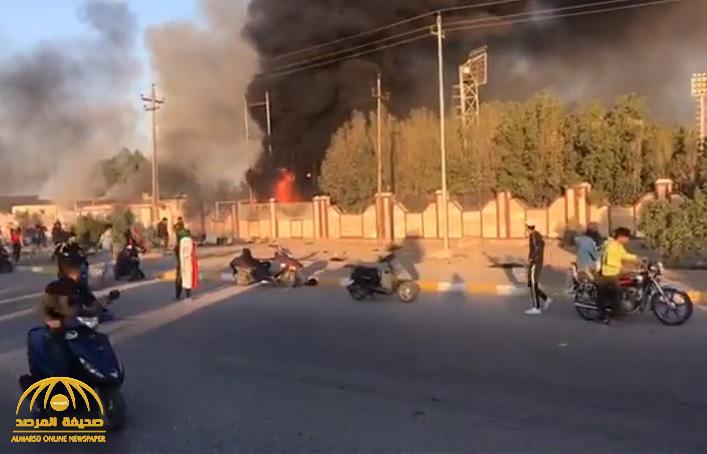 شاهد : متظاهرون يحرقون مقر “الحشد الشعبي” في جنوب العراق