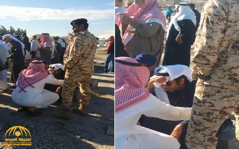 شاهد .. لحظة انهيار الفنان البحريني خليل الرميثي في جنازة زميله "علي الغرير"