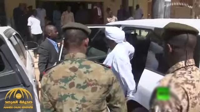 بدون كلبشات وبحراسة خاصة .. شاهد : لحظة وصول البشير لمقر النيابة العامة في السودان