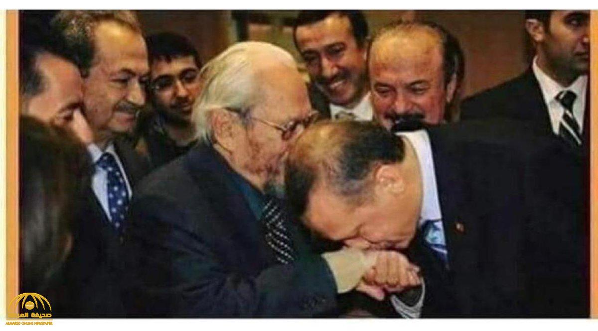 صورة " أردوغان يقبل يد ماسوني" تثير تفاعلا بتويتر