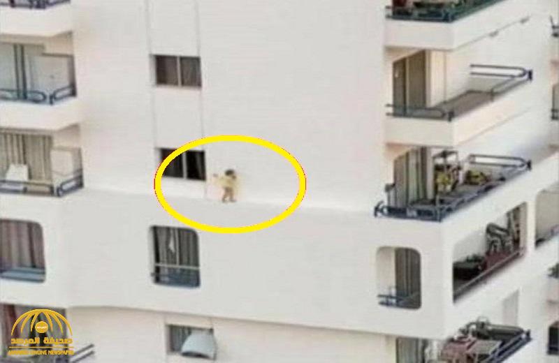 شاهد : فيديو صادم لطفل يسير على حافة مبنى شاهق .. ومصادر تكشف عن مصيره
