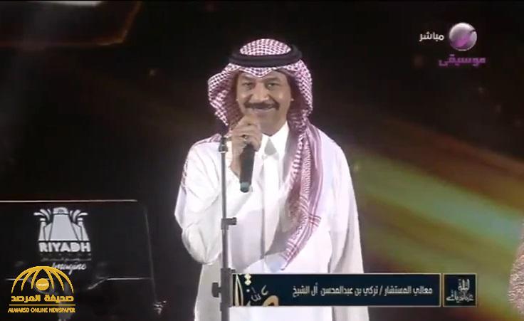 بالفيديو .. آل الشيخ يفاجئ عبادي الجوهر على المسرح بقصة ليلة خطوبته وكيف أفسدها "الجن" !
