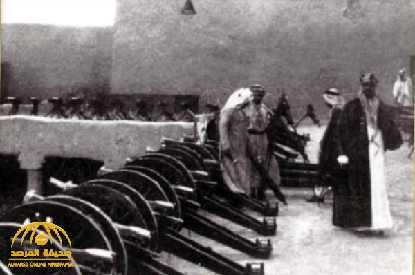 شاهد : صورة نادرة للملك عبدالعزيز وهو يتفقد المدافع فوق قصر الحكم .. والكشف عن تاريخ التقاطها