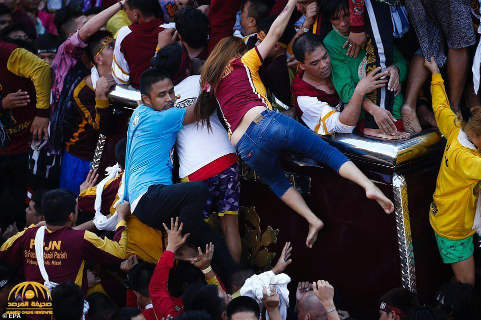 شاهد بالصور: ملايين من الفلبينيين بدون أحذية في احتفال ديني غريب لطلب الصحة والرزق من المسيح !