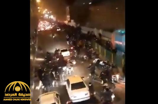وسط صرخات وهتافات المحتجين.. شاهد: قوات الأمن الإيرانية تهاجم بعنف مظاهرة بطهران