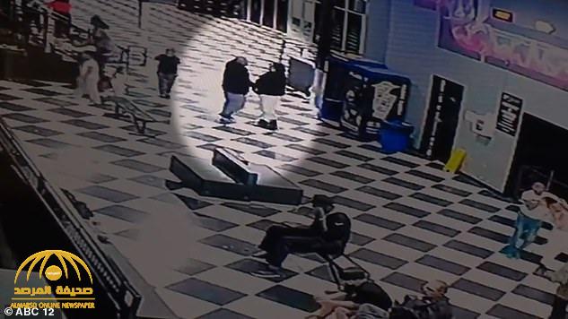 شاهد: سيدة أمريكية تقتل رجلاً بسلاح داخل ساحة ألعاب أطفال ولا تواجه أي عقوبة على فعلتها - فيديو