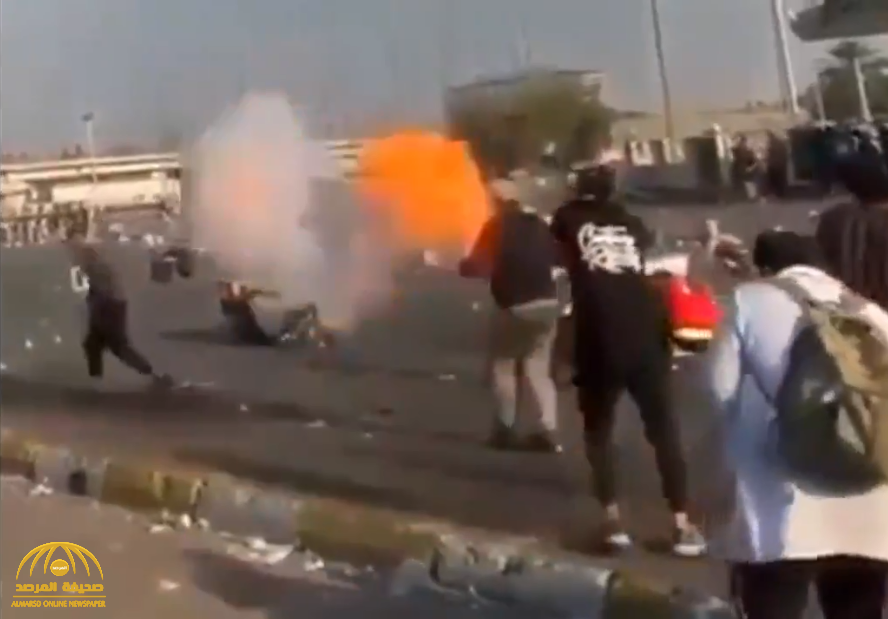 شاهد فيديو مروع : قنبلة تخترق صدر أحد المتظاهرين في العراق وتقذفه بعيدًا!