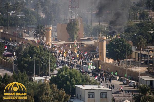 شاهد بالصور.. لحظة  انسحاب أنصار ميلشيا "الحشد الشعبي" من أمام السفارة الأمريكية في بغداد