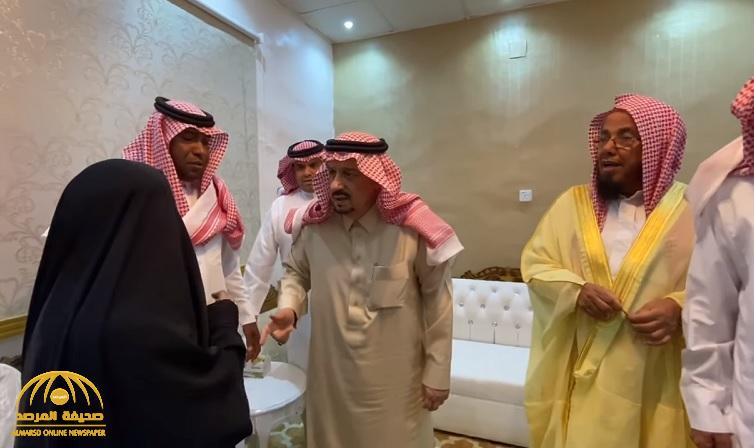 شاهد : ردة فعل أمير الرياض تجاه سيدة ثمانينية رفعت علم المملكة منذ ٥٢ عاما