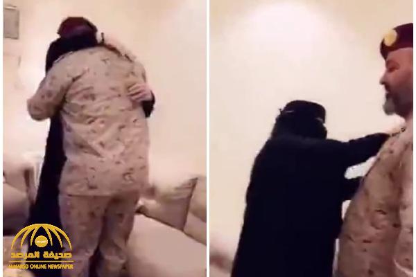 شاهد.. عسكري سعودي ووالدته يشعلان مواقع التواصل بعد مقطع يوثق مراسم تقلد رتبته الجديده في المنزل !