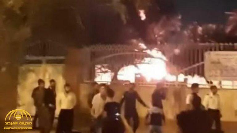 شاهد.. إيرانيون يشعلون النار في مستشفى بها مصابين بفيروس كورونا !