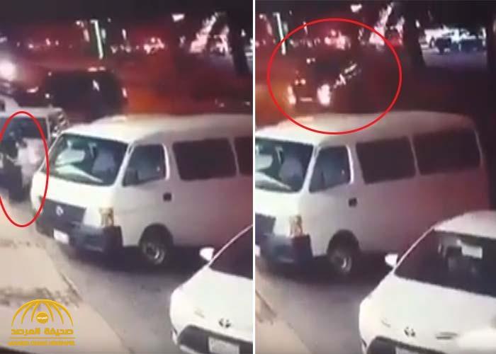 شاهد...سائق يتسبب بحادث لسيارته لإنقاذ امرأة وأبنائها في محافظة رفحاء