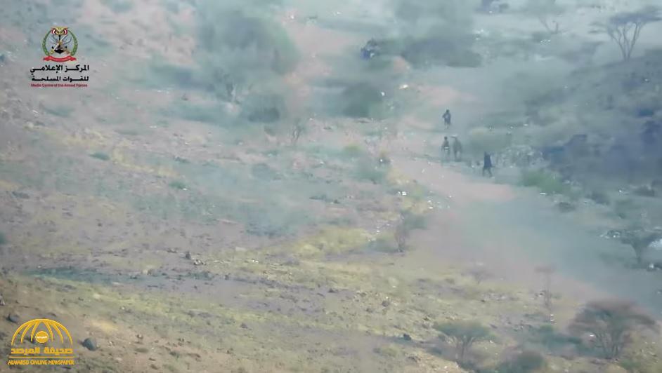 شاهد.. لحظة هروب جماعي للحوثيين من ضربات الجيش اليمني