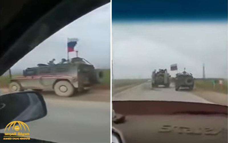 شاهد .. ردة فعل سائق لناقلة جنود أمريكية ضخمة تفاجأ بمدرعة روسية صغيرة حاولت تجاوزه في سوريا !