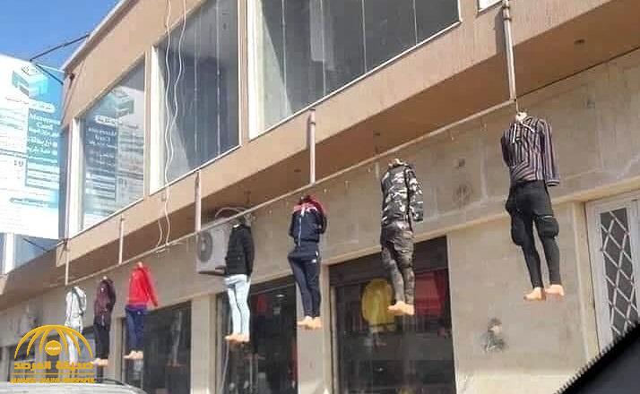 شاهد: محل لبيع الملابس الرجالية في القاهرة يعلّق "المانيكانات" بطريقة الإعدام !