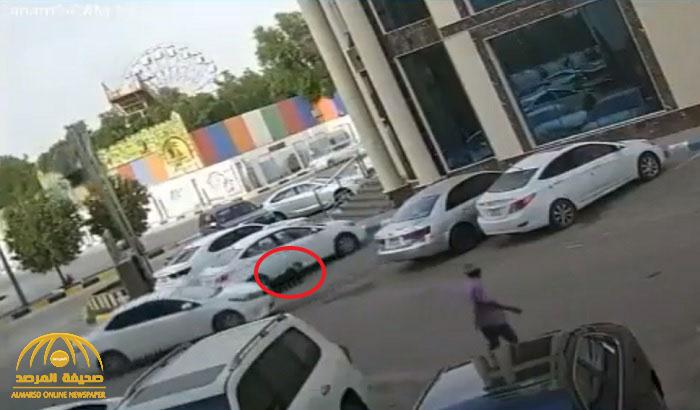 شاهد : فيديو صادم لوافد يطلق النار على مواطن أمام أحد الفنادق بـ ”حفر الباطن”