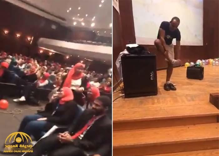 شاهد: أستاذ جامعي مصري يفاجئ طلابه بخلع ملابسه أمامهم !