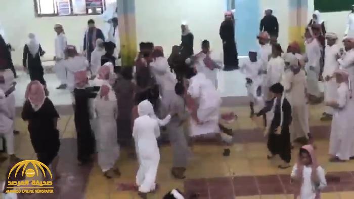 شاهد بالفيديو: مضاربة جماعية عنيفة داخل مدرسة ثانوية بجازان