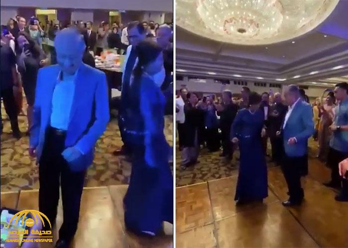 بعد القمة الإسلامية المشبوهة .. شاهد : رئيس وزراء ماليزيا "مهاتير محمد" يرقص مع النساء !