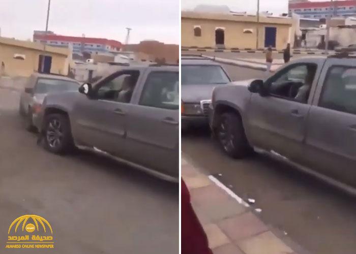 شاهد : "شخص" يدفع سيارة من أمام محل بشكل عشوائي ويتركها بوسط أحد الشوارع بالمملكة !
