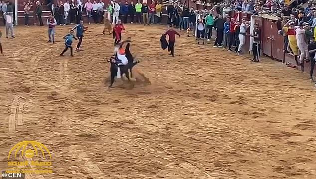 شاهد: ثور هائج يقذف شاباً في الهواء ويصيب آخرين أثناء مهرجان ديل تورو في إسبانيا