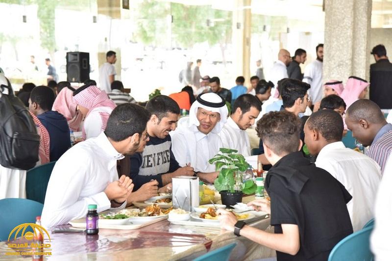 شاهد : الأمير عبدالعزيز بن سلمان مع طلاب في جامعة الملك فهد .. وهكذا مازحهم : لازم يكون معكم واحد قصيمي !