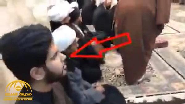 شاهد: طالب إيراني مصاب بفيروس كورونا يحضر مجلساً للوعظ في النجف بالعراق قبل تشخيص إصابته