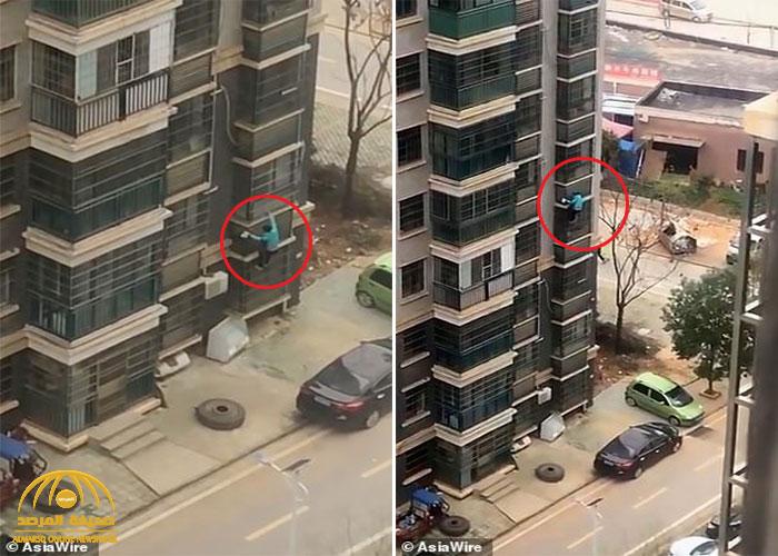 شاهد ..  صينية مُسنة تنزل 8 طوابق على واجهة مبنى شاهق.. والسبب كورونا