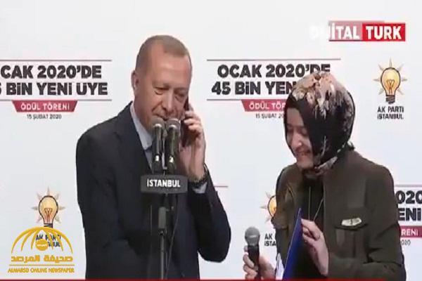 شاهد .. سيدة تركية تضع أردوغان في موقف محرج وتغلق الهاتف في وجهه !