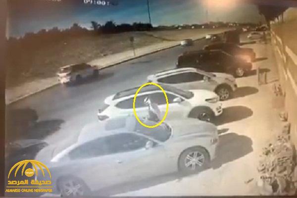 شاهد : شخص يهشم زجاج سيارة متوقفة بالرياض ويسرق حقيبة كانت بداخلها