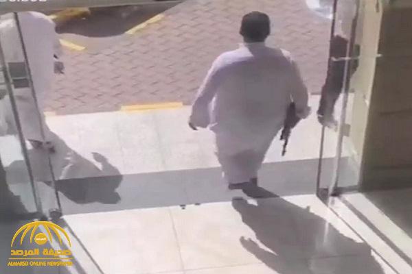 القبض على شخص ظهر في فيديو يحمل "رشاش" داخل مطعم بالرياض .. والكشف عن هويته
