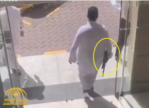 شاهد : مواطن يفاجئ زبائن مطعم أثناء خروجه من المحل وهو يحمل سلاحا رشاشا!