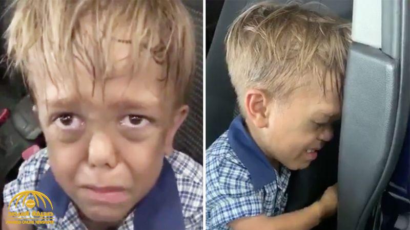 شاهد : طفل يبكي بعد سخرية زملائه من قصر قامته .. ووالدته تشاركه البكاء بعدما طلب منها الانتحار