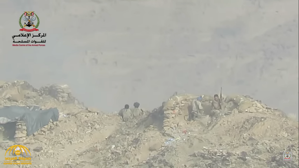 شاهد .. حوثيون يهربون ويتركون عتادهم لحظة اقتحام الجيش اليمني جبل حصين غرب مأرب!