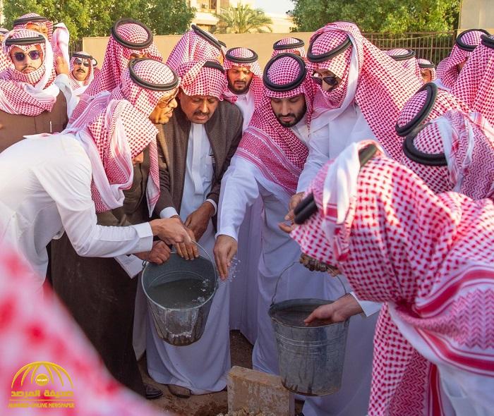 بالصور والفيديو : شاهد ..ولي العهد يشارك في مواراة جثمان الأمير طلال بن سعود