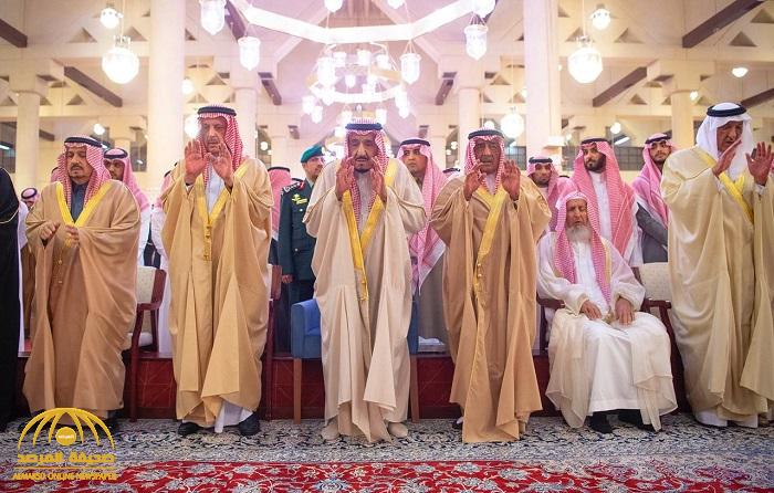 بالصور : خادم الحرمين يؤدي صلاة الميت على الأمير طلال بن سعود