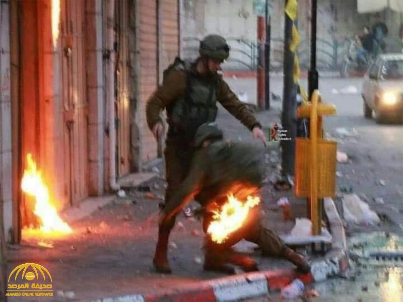 شاهد : اشتعال النار في جندي إسرائيلي بعد تعرضه  للاعتداء  بزجاجة حارقة في الخليل