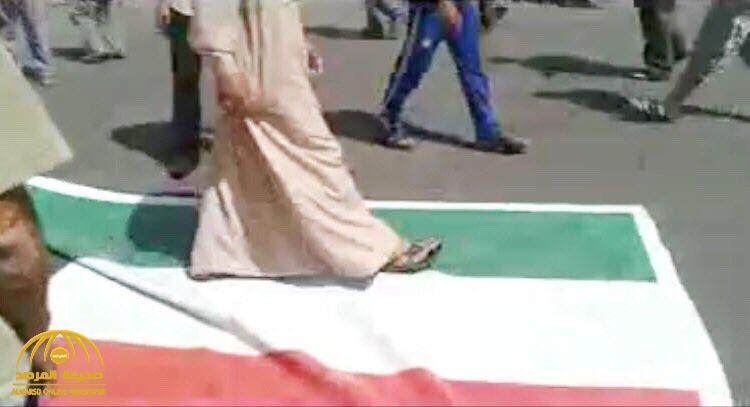 خليجي يدهس على علم الكويت ويوثق فعلته عبر مواقع التواصل .. وهذا أول إجراء تجاهه من السلطات الكويتية