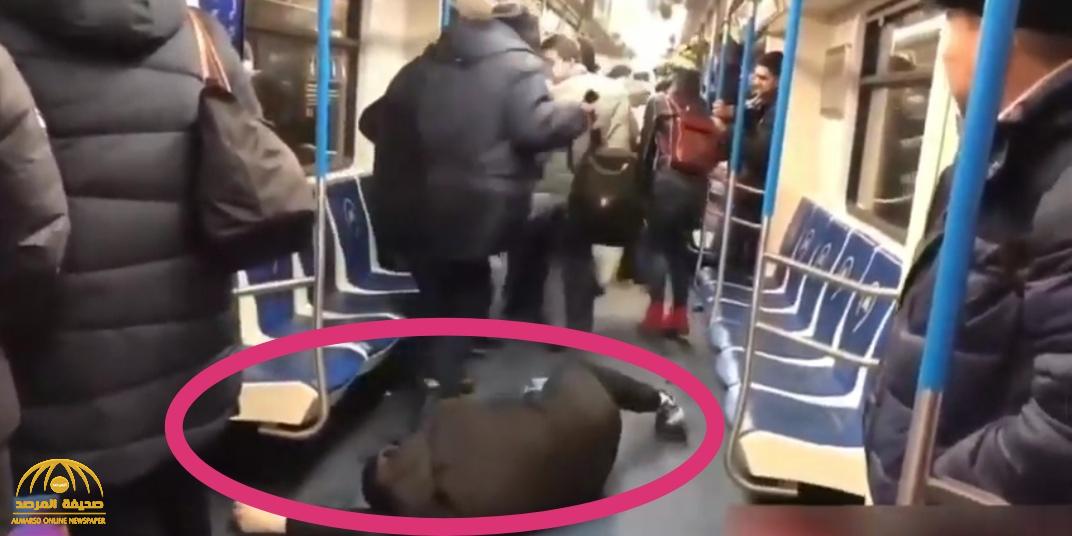 بالفيديو.. شاب يسقط داخل مترو في موسكو مدعياً إصابته بـ "كورونا" .. شاهد ردة فعل الركاب!