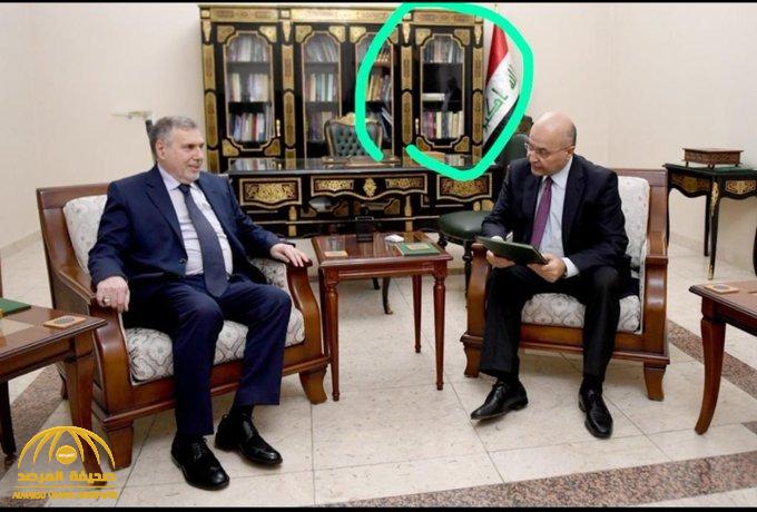شاهد ...نائب عراقي يهاجم علاوي بعد انعكاس صورة شخصية مثيرة للجدل على زجاج مكتب الرئيس!