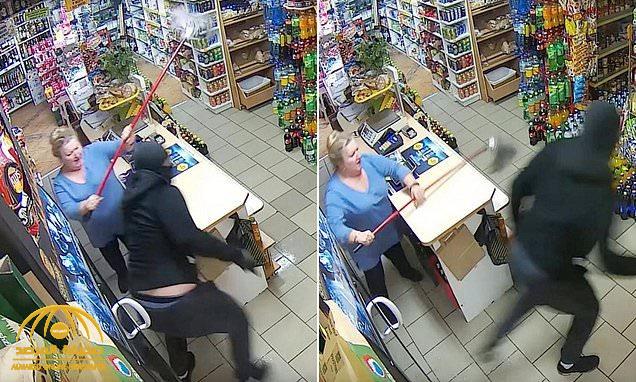 شاهد:  كيف تصدت بائعة في متجر للص مسلح طلب منها  تسلمه النقود