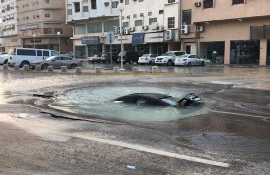 شاهد .. حفرة تبتلع سيارة مواطن  في الأحساء بعد هبوط أرضي مفاجئ !
