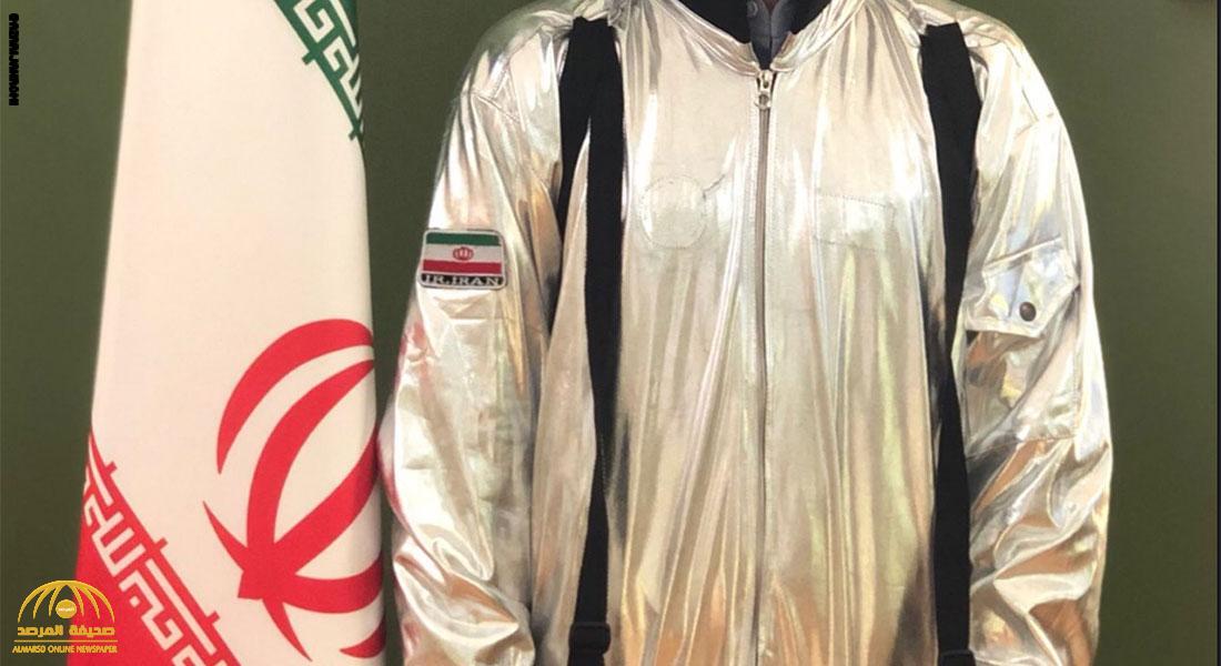 بدلة إيران "الفضائية" تثير جدلا واسعا.. شاهد كيف انتزعت شعارات "الشيطان الأعظم" !