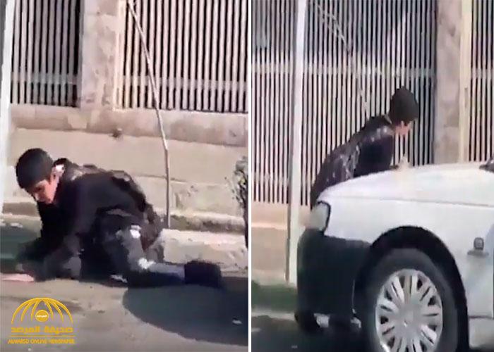 شاهد : طفل إيراني مصاب بكورونا يسقط على الأرض في شوارع طهران