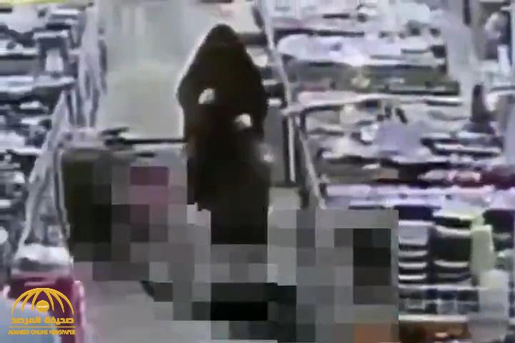 شاهد .. ممرضة سعودية تنقذ مواطناً من الموت بعدما سقط أرضا في مركز تسوق و "بلع لسانه"