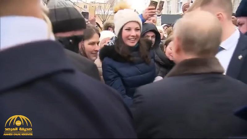 شاهد .. فتاة روسية حسناء تفاجئ "بوتين" وتطلب الزواج منه !